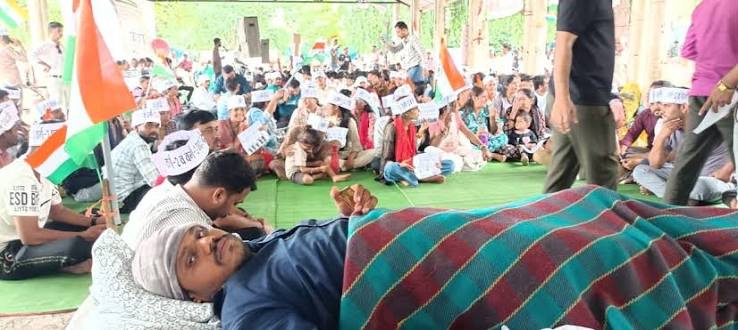 नौकरी की आस, त्यौहार के दिन भी नीलम पार्क में डटे चयनित शिक्षक