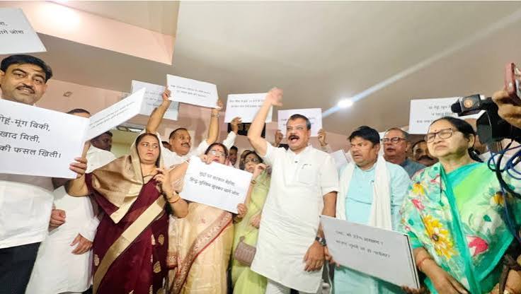 MP Assembly Session: विधानसभा के दूसरे दिन यूसीसी पर कांग्रेस का हल्ला बोल, सांकेतिक शव रखकर किया प्रदर्शन